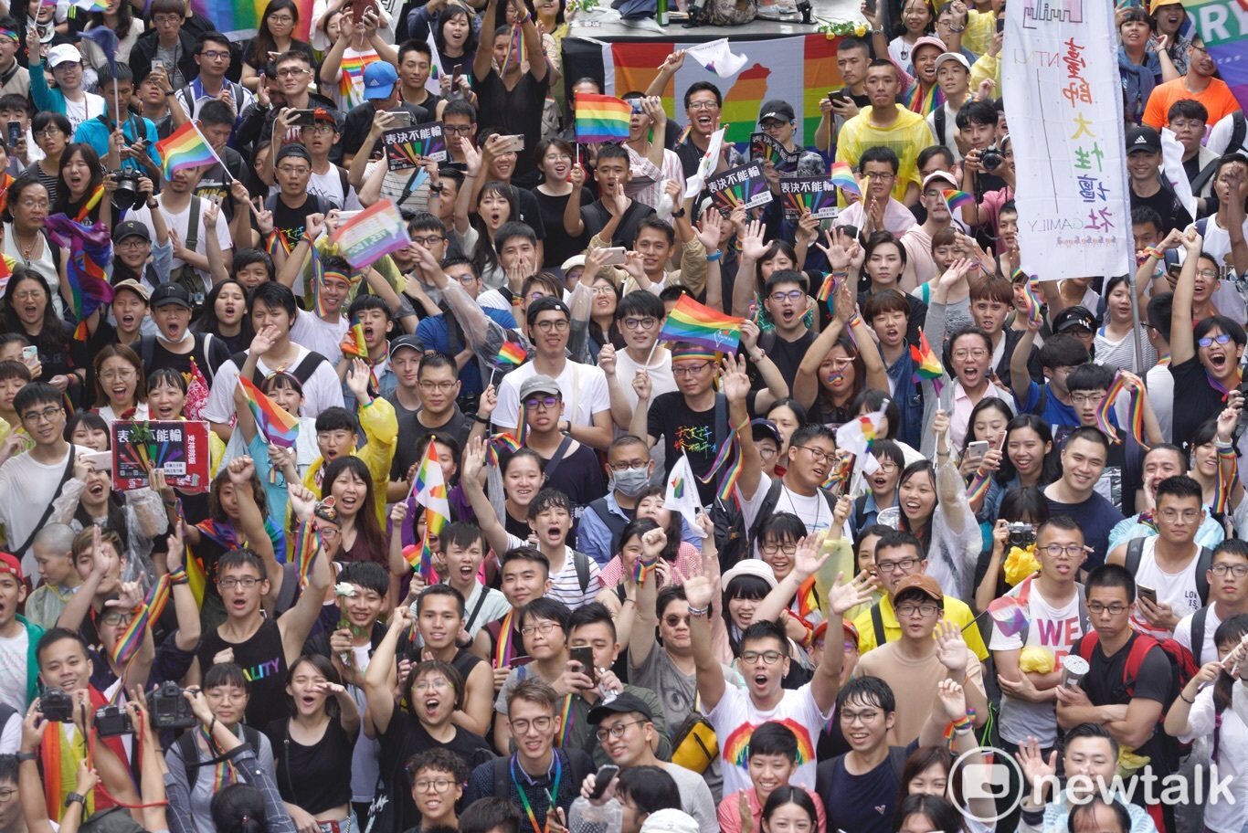挺同支持者聚集在立法院場外。 圖:張良一 / 攝 挺同支持者聚集在立法院場外。 圖:張良一 / 攝