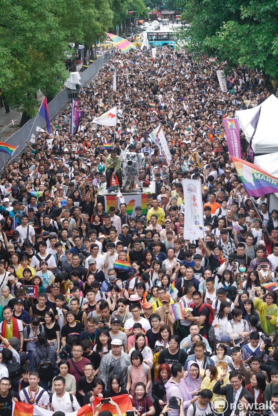 挺同支持者聚集在立法院場外。 圖:張良一 / 攝 挺同支持者聚集在立法院場外。 圖:張良一 / 攝