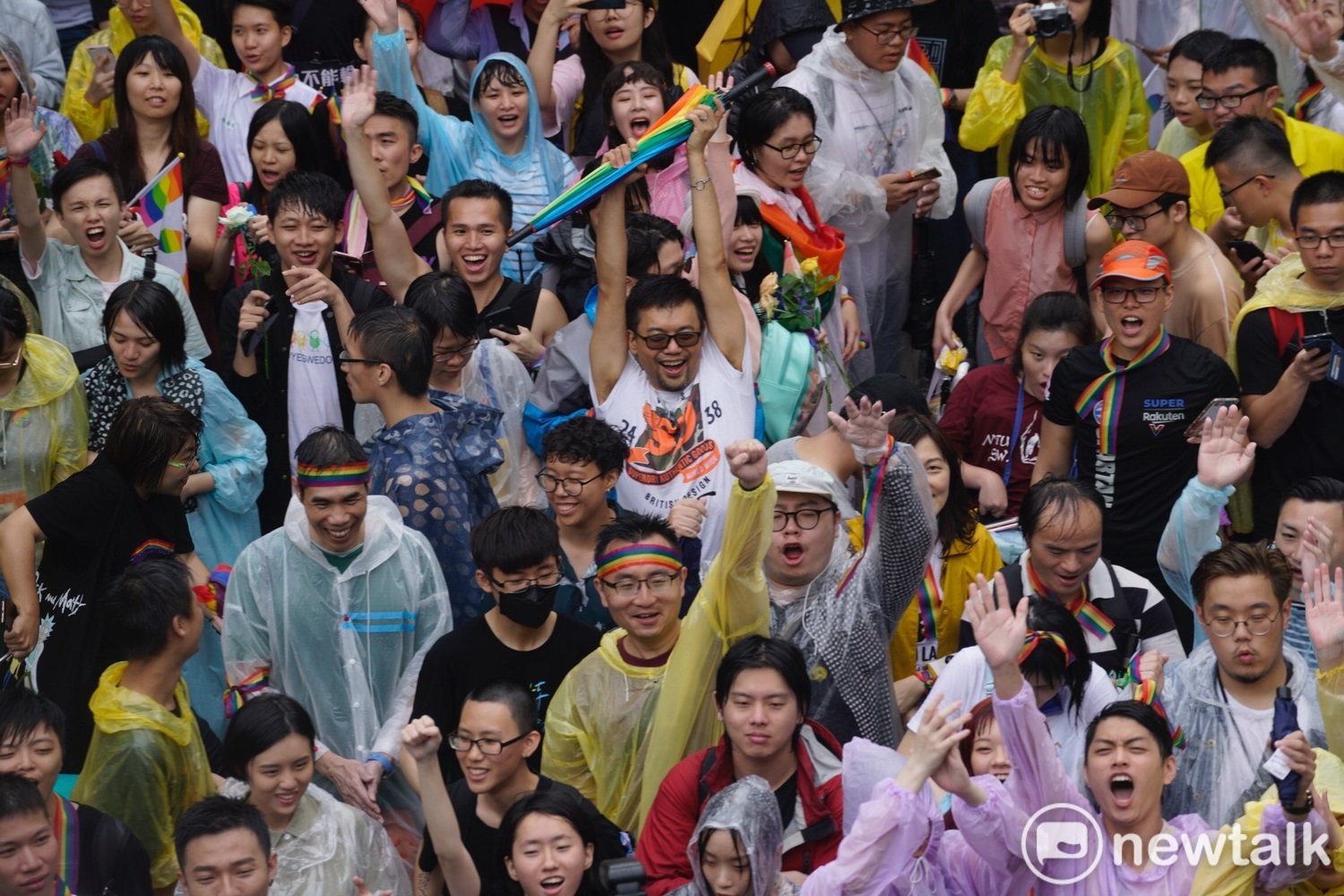 挺同支持者聚集在立法院場外。 圖:張良一 / 攝 挺同支持者聚集在立法院場外。 圖:張良一 / 攝