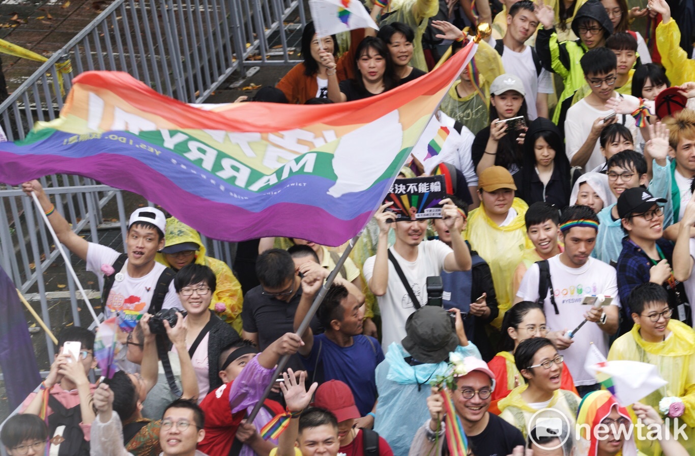 挺同支持者聚集在立法院場外。 圖:張良一 / 攝 挺同支持者聚集在立法院場外。 圖:張良一 / 攝