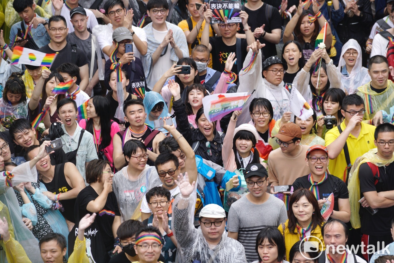 挺同支持者聚集在立法院場外。 圖:張良一 / 攝 挺同支持者聚集在立法院場外。 圖:張良一 / 攝