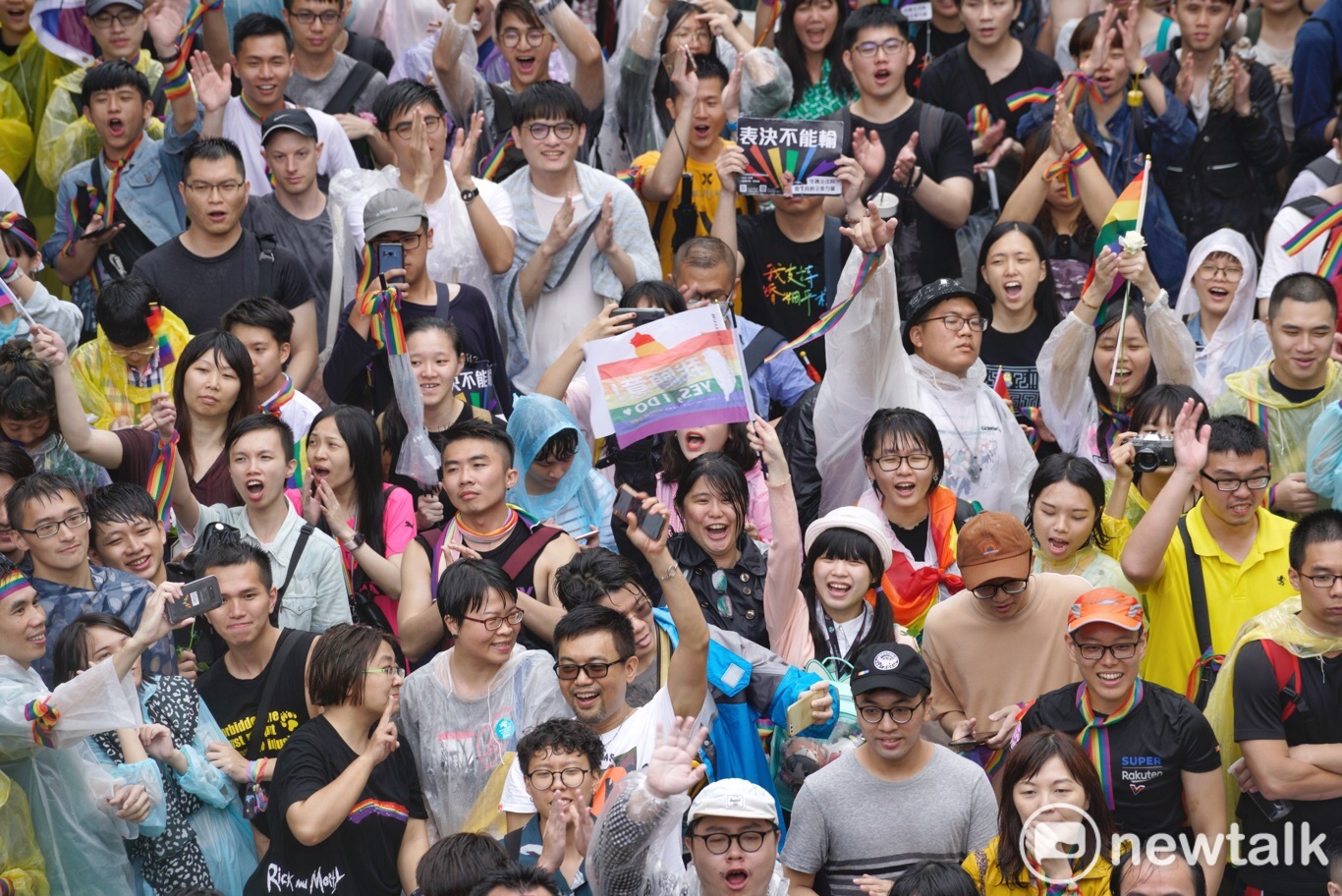 挺同支持者聚集在立法院場外。 圖:張良一 / 攝 挺同支持者聚集在立法院場外。 圖:張良一 / 攝