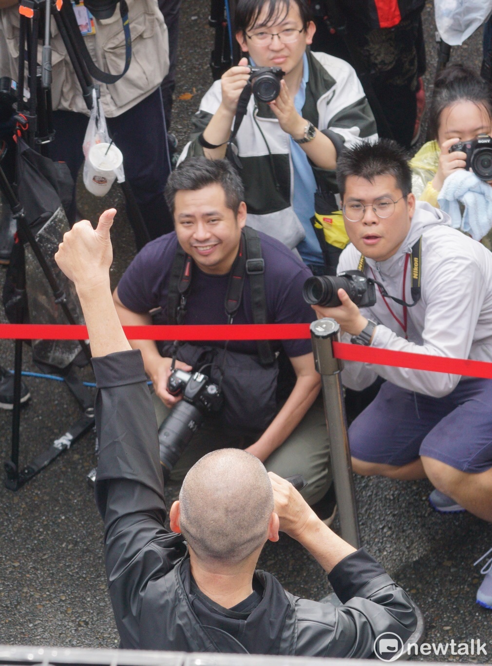 蔡明亮鼓勵現場支持者。 圖:張良一 / 攝 蔡明亮鼓勵現場支持者。 圖:張良一 / 攝