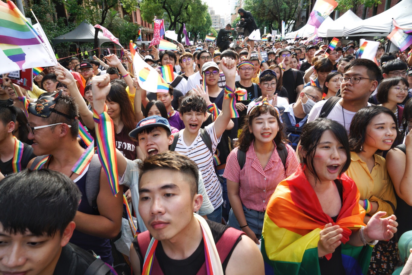 立法院院會三讀通過同婚專法,場外挺同團體一片歡聲雷動。 圖:張良一/攝 立法院院會三讀通過同婚專法,場外挺同團體一片歡聲雷動。 圖:張良一/攝