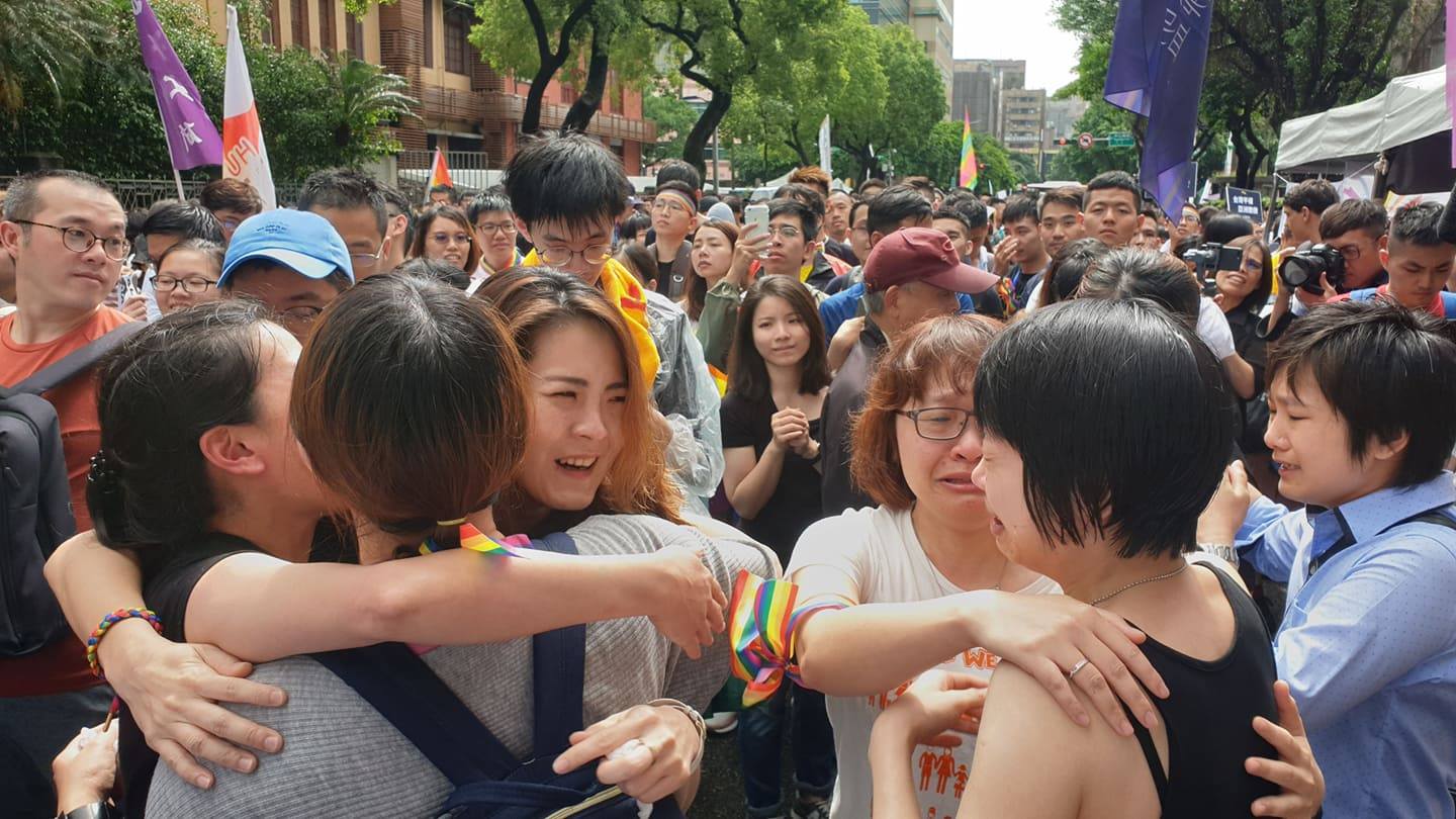 同婚專法三讀通過,挺同人士高興的擁抱哭泣。 圖 : 翻攝自林昶佐臉書 同婚專法三讀通過,挺同人士高興的擁抱哭泣。 圖 : 翻攝自林昶佐臉書