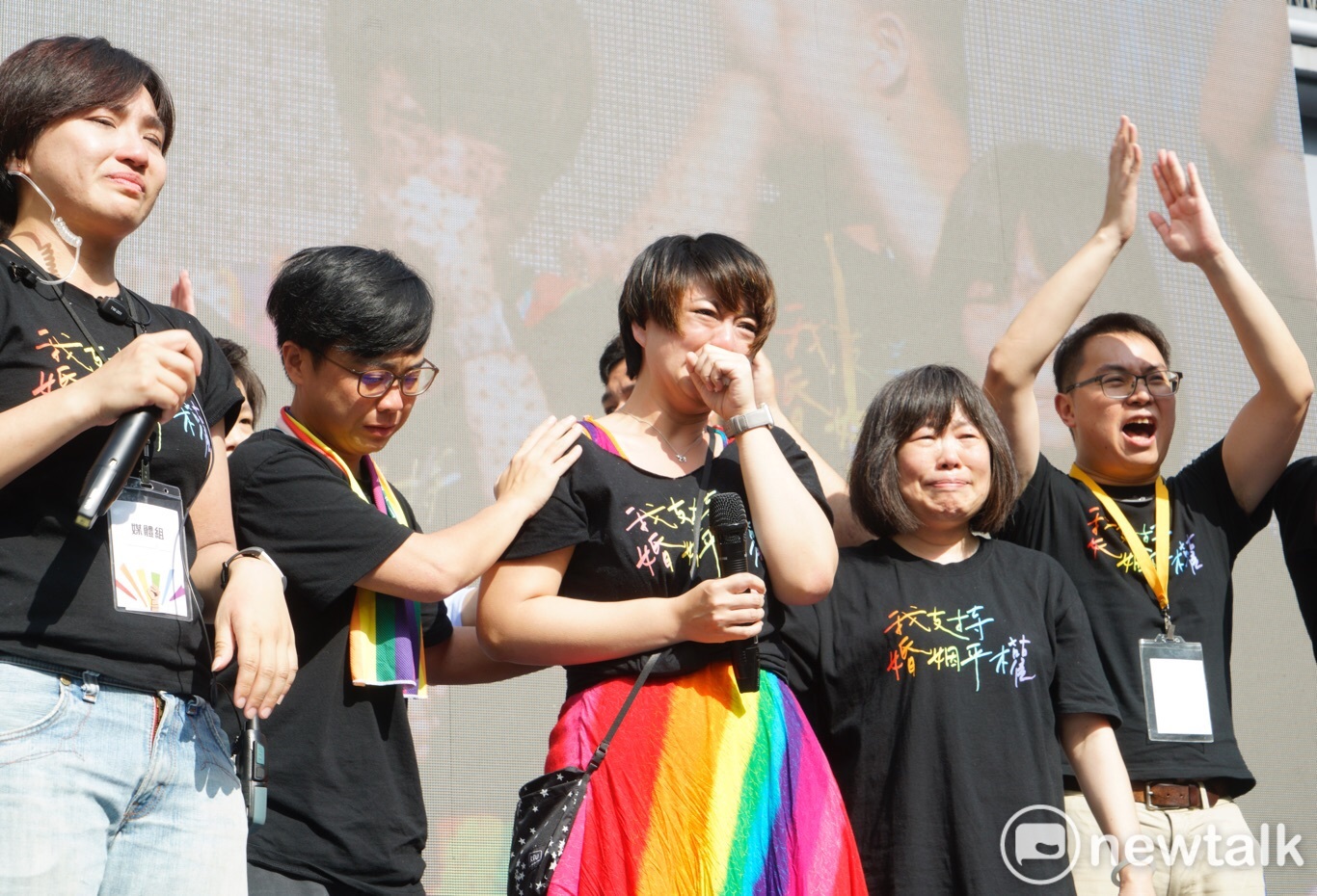 婚姻平權大平台總召呂欣潔哽咽向群眾感謝。 圖:張良一 / 攝 婚姻平權大平台總召呂欣潔哽咽向群眾感謝。 圖:張良一 / 攝