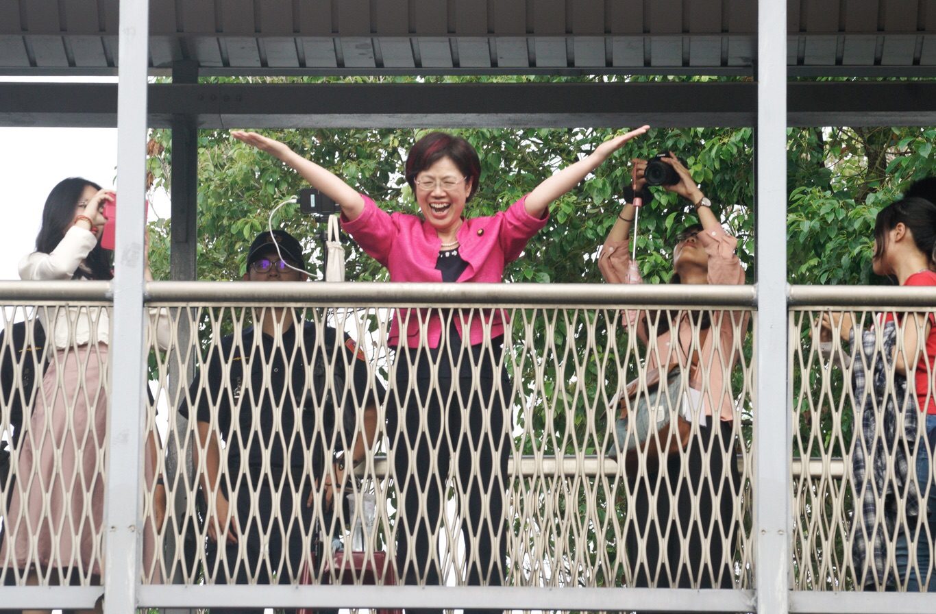 同婚專法重要推手--民進黨立委尤美女,三讀過關後出現議場外與挺同民眾同賀。 圖:張良一 / 攝 同婚專法重要推手--民進黨立委尤美女,三讀過關後出現議場外與挺同民眾同賀。 圖:張良一 / 攝