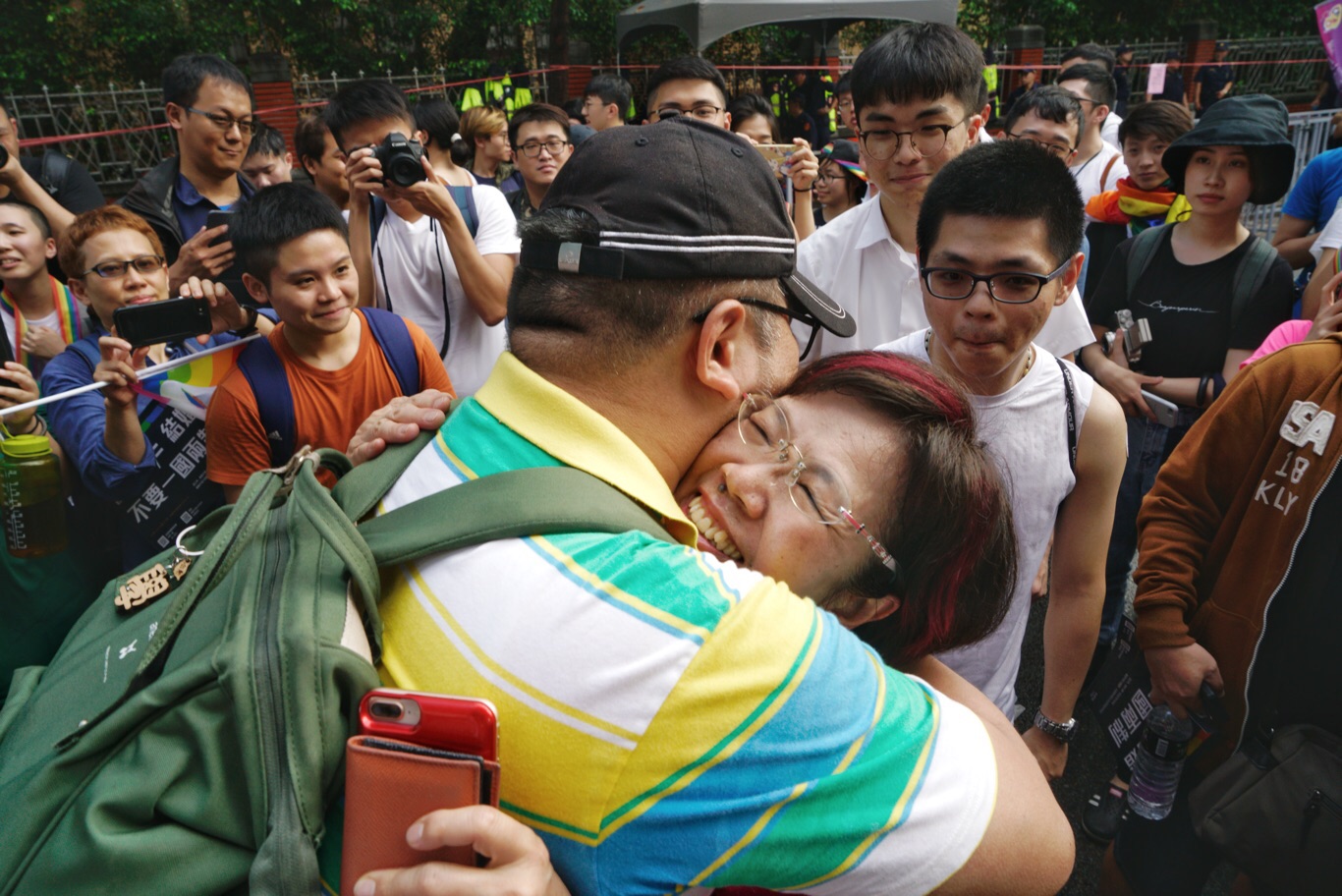 同婚專法重要推手民進黨立委尤美女,三讀過關後出現議場外與挺同民眾相擁打氣。 圖:張良一 / 攝 同婚專法重要推手民進黨立委尤美女,三讀過關後出現議場外與挺同民眾相擁打氣。 圖:張良一 / 攝