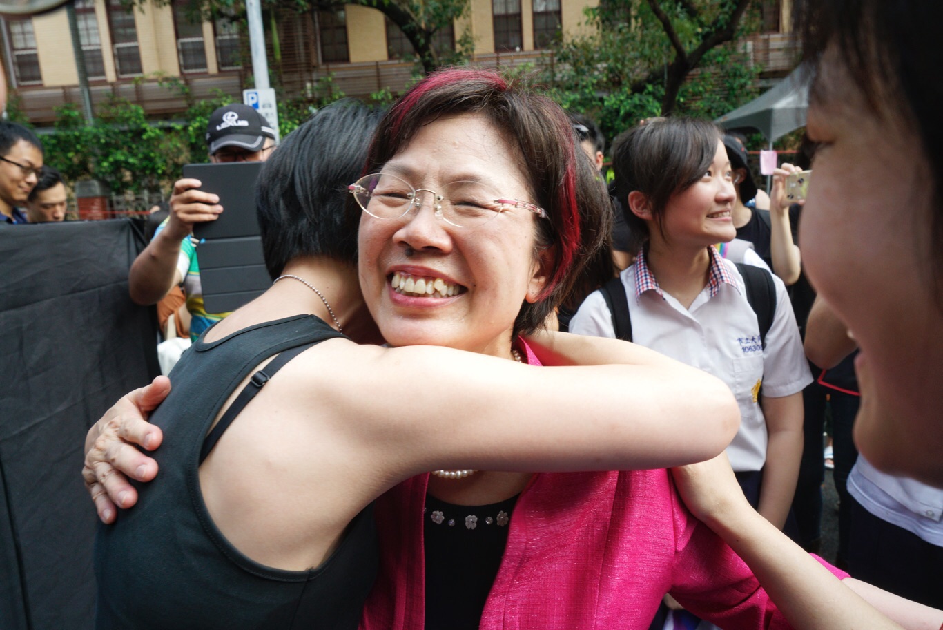 同婚專法重要推手民進黨立委尤美女,三讀過關後出現議場外與挺同民眾相擁打氣。 圖:張良一 / 攝 同婚專法重要推手民進黨立委尤美女,三讀過關後出現議場外與挺同民眾相擁打氣。 圖:張良一 / 攝