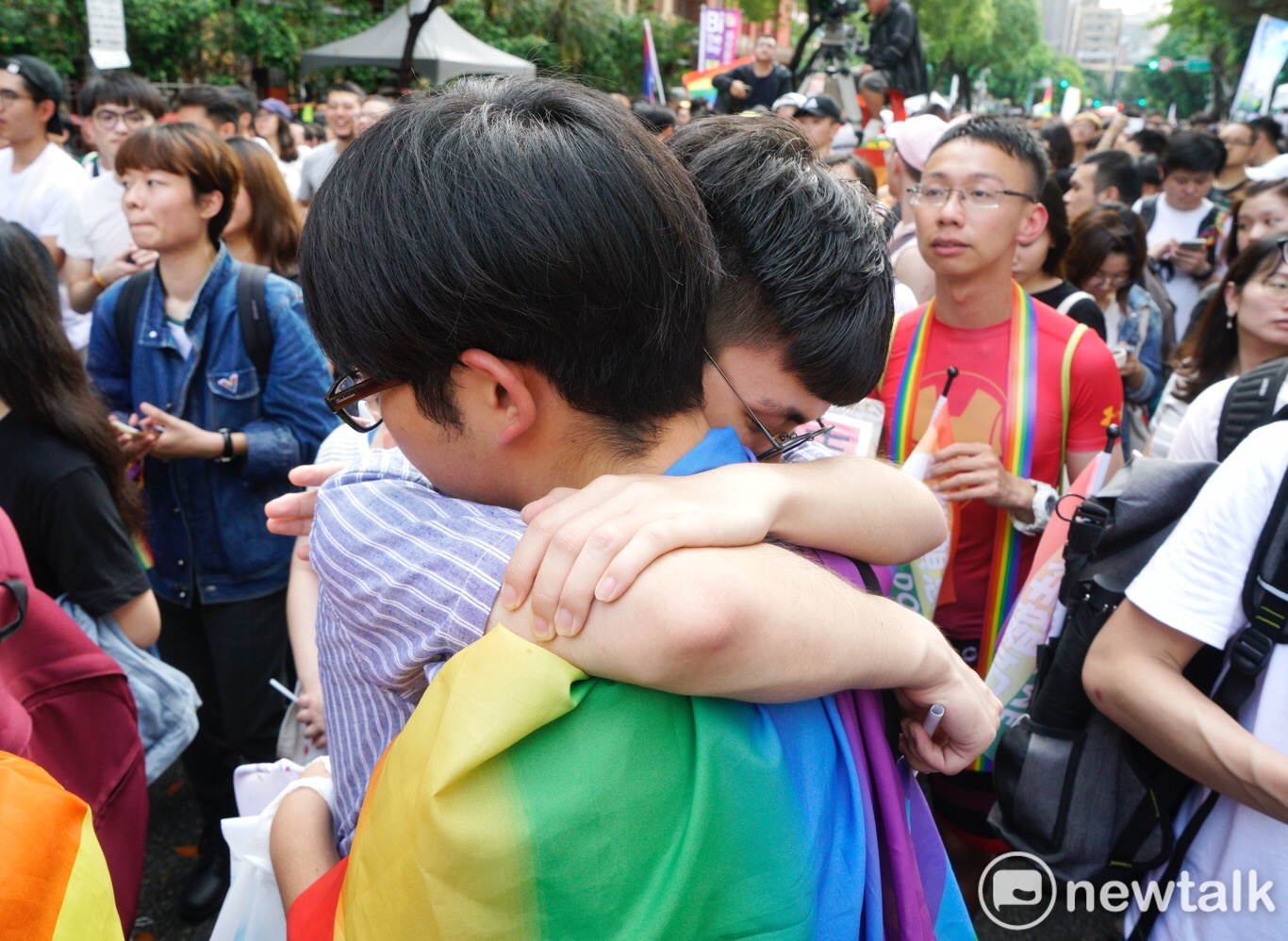 立法院院會三讀通過同婚專法,支持者相擁鼓勵。 圖:張良一 / 攝 立法院院會三讀通過同婚專法,支持者相擁鼓勵。 圖:張良一 / 攝
