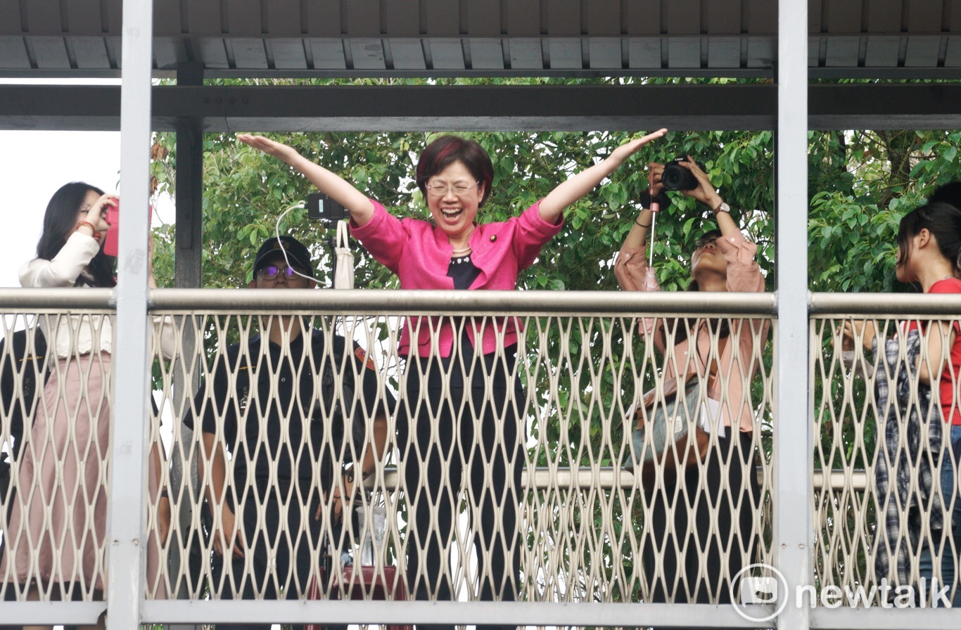 立委尤美女向現場民眾揮手致意。 圖:張良一 / 攝 立委尤美女向現場民眾揮手致意。 圖:張良一 / 攝