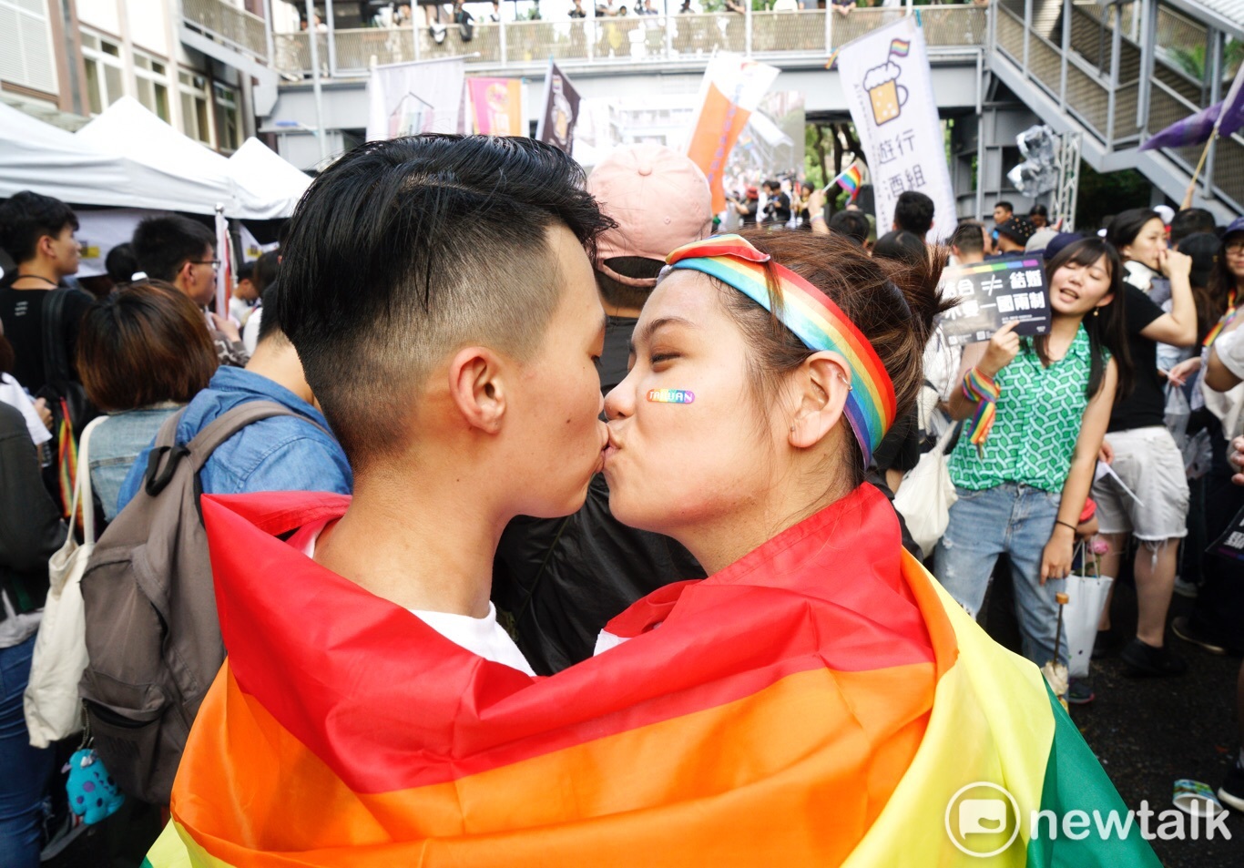 挺同支持者得知同婚專法三讀通過,相當開心。 圖:張良一 / 攝 挺同支持者得知同婚專法三讀通過,相當開心。 圖:張良一 / 攝