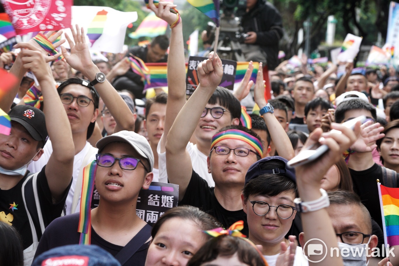 同婚專法三讀通過,場外挺同支持者爆出歡呼聲。 圖:張良一 / 攝 同婚專法三讀通過,場外挺同支持者爆出歡呼聲。 圖:張良一 / 攝