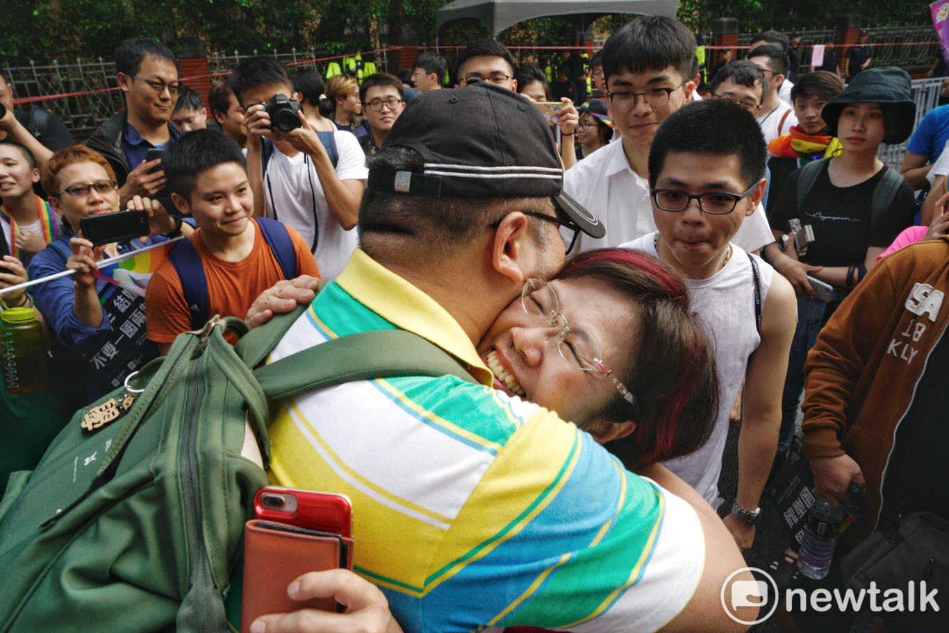 民進黨立委尤美女和挺同民眾擁抱。 圖:張良一 / 攝 民進黨立委尤美女和挺同民眾擁抱。 圖:張良一 / 攝