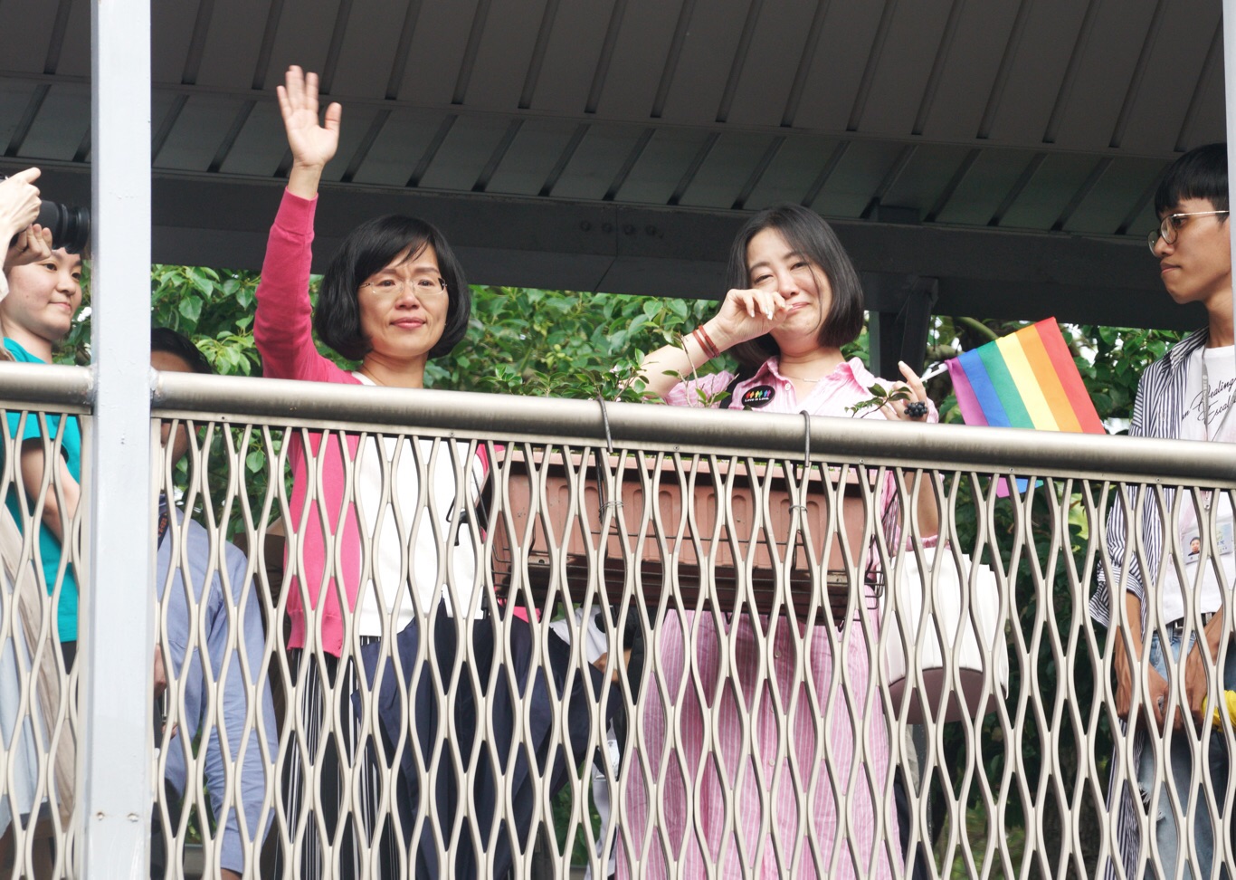 民進黨立委吳思瑤(右),蘇巧慧(左)激動與群眾揮手。 圖:張良一 / 攝 民進黨立委吳思瑤(右),蘇巧慧(左)激動與群眾揮手。 圖:張良一 / 攝