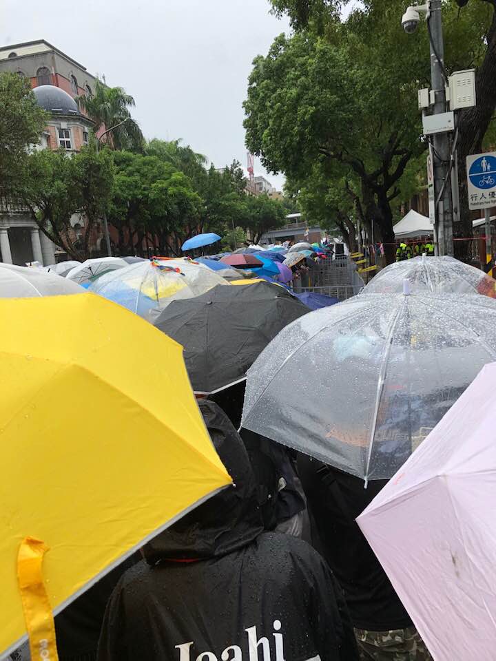 陳芳明隨手拍了多張照片,包括冒著大雨在立法院外「等待」的傘海和支持者舉牌「跨國同婚,全面合法」、「愛無國界,一同成家」等。 圖:翻攝 Fang-Ming Chen臉書 陳芳明隨手拍了多張照片,包括冒著大雨在立法院外「等待」的傘海和支持者舉牌「跨國同婚,全面合法」、「愛無國界,一同成家」等。 圖:翻攝 Fang-Ming Chen臉書