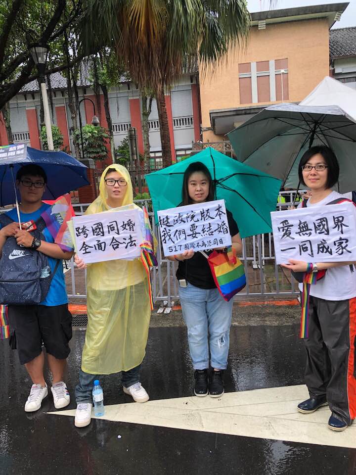 陳芳明隨手拍了多張照片,包括冒著大雨在立法院外「等待」的傘海和支持者舉牌「跨國同婚,全面合法」、「愛無國界,一同成家」等。 圖:翻攝 Fang-Ming Chen臉書 陳芳明隨手拍了多張照片,包括冒著大雨在立法院外「等待」的傘海和支持者舉牌「跨國同婚,全面合法」、「愛無國界,一同成家」等。 圖:翻攝 Fang-Ming Chen臉書