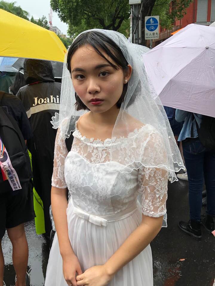 陳芳明還特別解說其中一張照片,表示「在眾多的雨傘下,遇見這位穿婚紗的陌生女子,她大方讓我拍照。我也要祝福她。」 圖:翻攝 Fang-Ming Chen臉書 陳芳明還特別解說其中一張照片,表示「在眾多的雨傘下,遇見這位穿婚紗的陌生女子,她大方讓我拍照。我也要祝福她。」 圖:翻攝 Fang-Ming Chen臉書