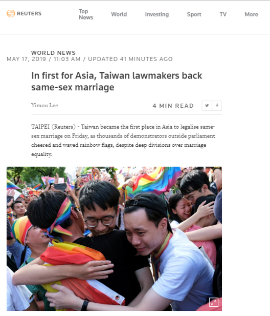 《路透》指出,雖然通過同性婚姻會讓蔡英文明年追求連任的形勢更加複雜,但立法院大樓外支持同婚的民眾在大雨下莫不喜極而泣,人人都讚揚著「亞洲第一」、「做得好!」 圖:擷自《路透》 《路透》指出,雖然通過同性婚姻會讓蔡英文明年追求連任的形勢更加複雜,但立法院大樓外支持同婚的民眾在大雨下莫不喜極而泣,人人都讚揚著「亞洲第一」、「做得好!」 圖:擷自《路透》