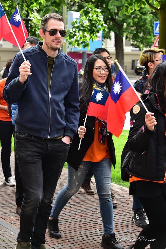 在海牙也有民眾主動加入手持中華民國國旗跟著遊行隊伍呼口號。 圖:駐荷代表處提供 在海牙也有民眾主動加入手持中華民國國旗跟著遊行隊伍呼口號。 圖:駐荷代表處提供