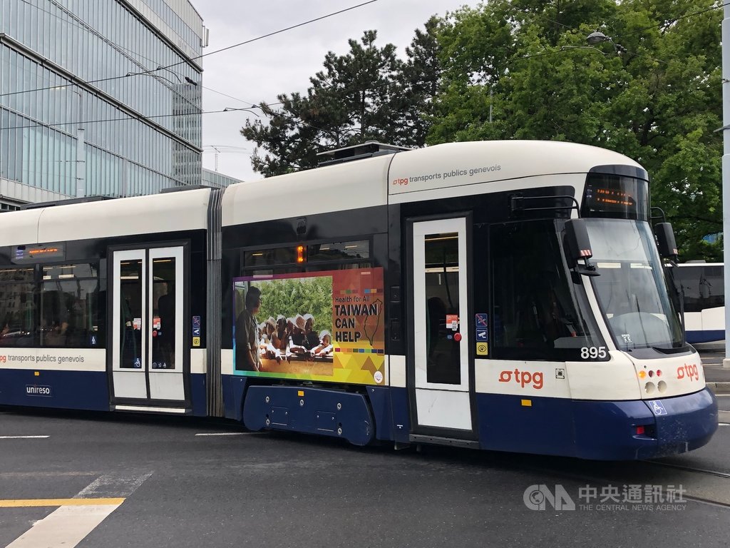 台灣今年仍未獲邀出席世界衛生大會,但在日內瓦展開積極宣傳攻勢,TAIWAN CAN HELP廣告登上公車。 圖/中央社 台灣今年仍未獲邀出席世界衛生大會,但在日內瓦展開積極宣傳攻勢,TAIWAN CAN HELP廣告登上公車。 圖/中央社