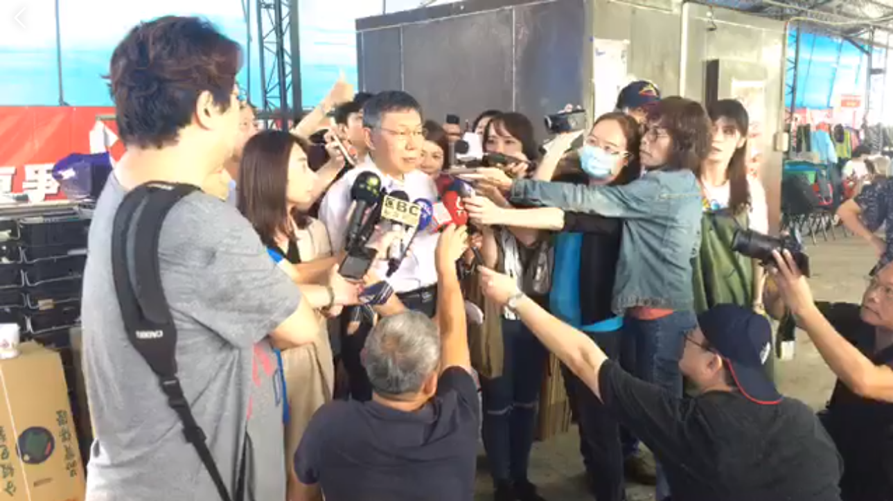 台北市長柯文哲今天(18日)在南台灣高雄參訪。上午先到美濃體驗採水蓮、洗水蓮、吃水蓮美食,在農家接受訪問時,用「鄰居」的概念解釋兩岸關係,形容「就算你跟鄰居平常沒往來,也不用惡言相向」。 圖:翻攝柯粉俱樂部臉書 台北市長柯文哲今天(18日)在南台灣高雄參訪。上午先到美濃體驗採水蓮、洗水蓮、吃水蓮美食,在農家接受訪問時,用「鄰居」的概念解釋兩岸關係,形容「就算你跟鄰居平常沒往來,也不用惡言相向」。 圖:翻攝柯粉俱樂部臉書