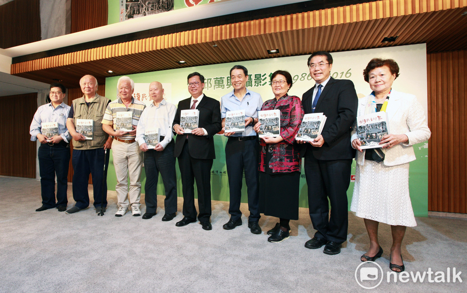 邱萬興(右4)出版《台灣民主印象》攝影集新書發表會,包括民進黨前主席許信良(左4)、台南市長黃偉哲(右2)及桃園市長鄭文燦(右5)均應邀出席。 圖:林昀真/攝(資料照片) 邱萬興(右4)出版《台灣民主印象》攝影集新書發表會,包括民進黨前主席許信良(左4)、台南市長黃偉哲(右2)及桃園市長鄭文燦(右5)均應邀出席。 圖:林昀真/攝(資料照片)