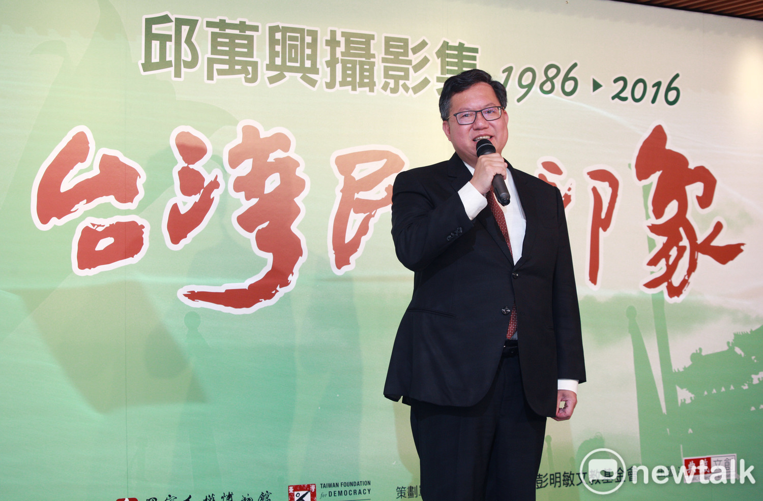 鄭文燦指出,《台灣民主印象》攝影集中,每張照片都是一個故事,充滿台灣人民過去為民主付出與奉獻的痕跡。 圖:林昀真/攝 鄭文燦指出,《台灣民主印象》攝影集中,每張照片都是一個故事,充滿台灣人民過去為民主付出與奉獻的痕跡。 圖:林昀真/攝