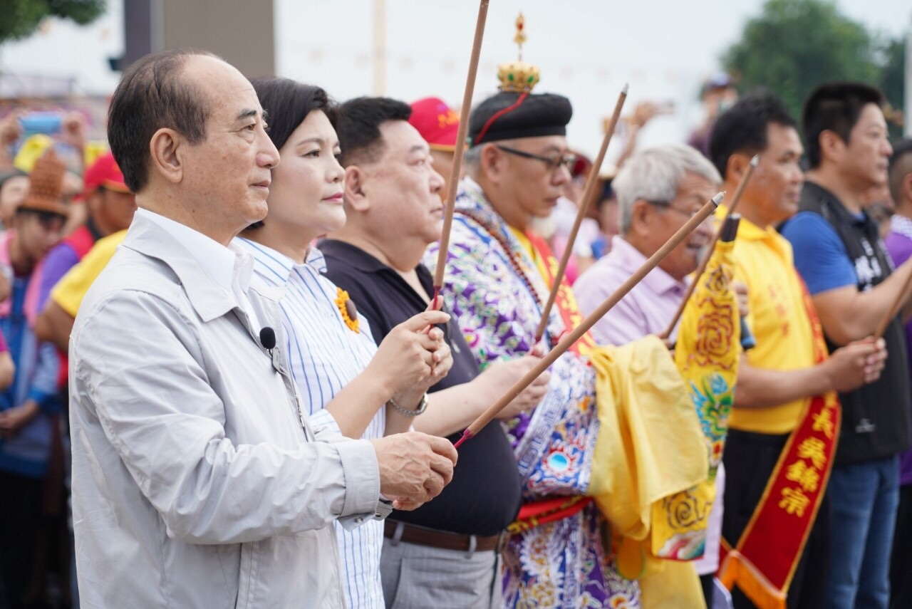 王金平和張麗善一同參拜,向六房媽祈福。 圖:王金平辦公室提供 王金平和張麗善一同參拜,向六房媽祈福。 圖:王金平辦公室提供
