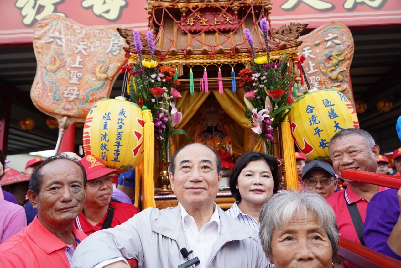 王金平參加雲林六房媽宗教盛事,親自扶轎。 圖:王金平辦公室提供 王金平參加雲林六房媽宗教盛事,親自扶轎。 圖:王金平辦公室提供