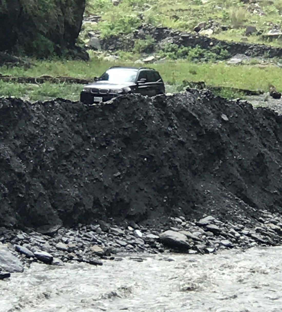 民眾開車出遊,渡河欣賞風景,未料到回程卻因溪水暴漲回不去,受困在原地。 圖:翻攝自網路。 民眾開車出遊,渡河欣賞風景,未料到回程卻因溪水暴漲回不去,受困在原地。 圖:翻攝自網路。