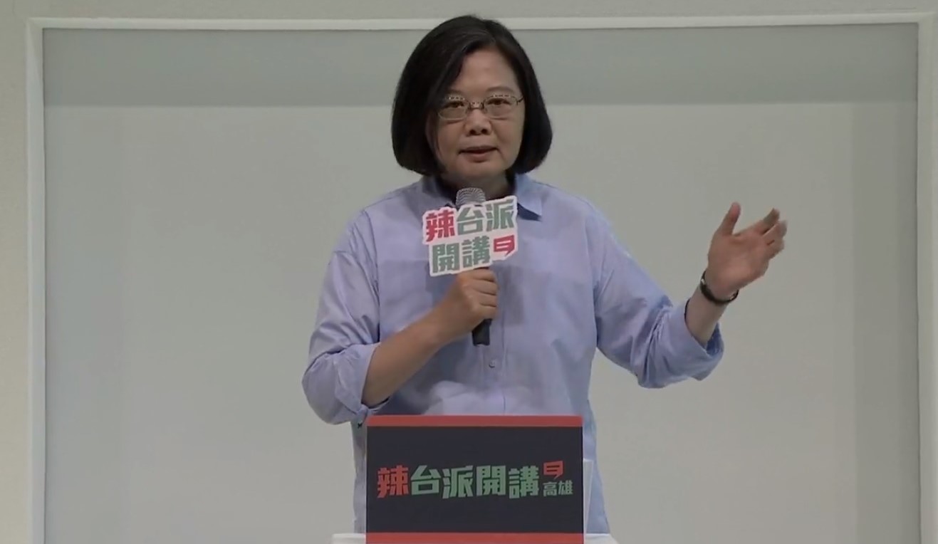 總統蔡英文今日南下高雄參拜,並在當地舉行演講。 圖:翻攝自蔡英文臉書專頁 總統蔡英文今日南下高雄參拜,並在當地舉行演講。 圖:翻攝自蔡英文臉書專頁