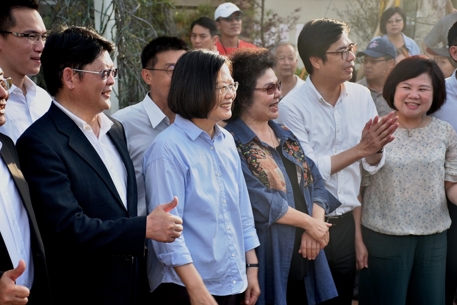 蔡英文(左二) 在水花園人口合影後離去。 圖 : 孫家銘/攝 蔡英文(左二) 在水花園人口合影後離去。 圖 : 孫家銘/攝