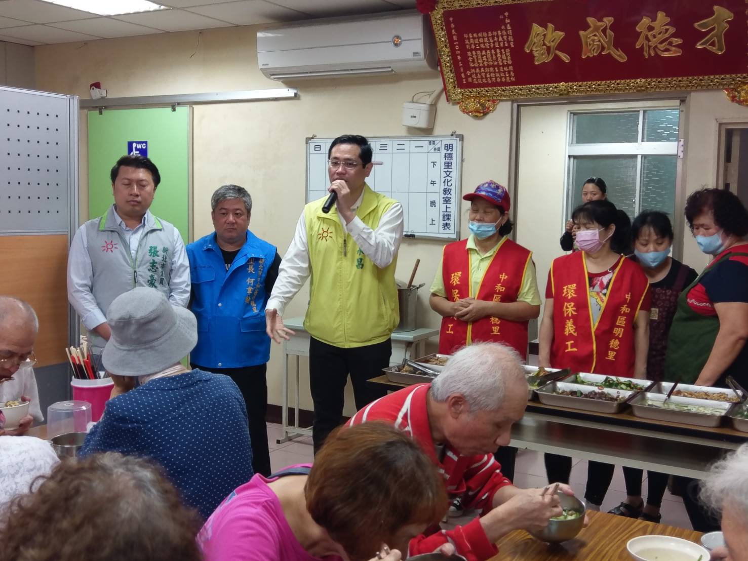 民進黨中和區立委江永昌經初選出線獲提名,已積極力求連任;圖為他與陽光團隊「師弟」、市議員張志豪陪同,四處跑攤。 圖:張志豪提供 民進黨中和區立委江永昌經初選出線獲提名,已積極力求連任;圖為他與陽光團隊「師弟」、市議員張志豪陪同,四處跑攤。 圖:張志豪提供