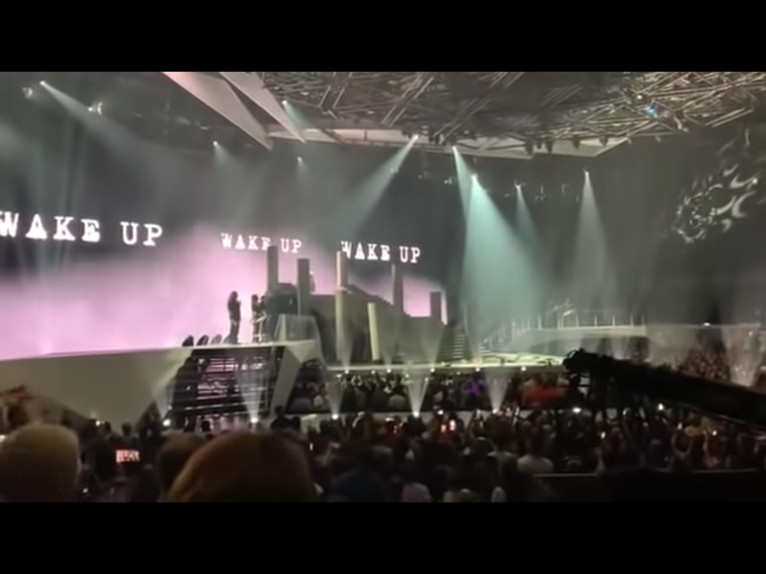 瑪丹娜與奎韋斯演出時,還可看到站在兩人身旁的舞者仰頭往後墜落舞台。這場演出最後更在瑪丹娜和奎韋斯手牽著手後仰墜落舞台中結束,舞台後方同時出現「覺醒」(wake up)字幕。 圖:翻攝自Youtube 瑪丹娜與奎韋斯演出時,還可看到站在兩人身旁的舞者仰頭往後墜落舞台。這場演出最後更在瑪丹娜和奎韋斯手牽著手後仰墜落舞台中結束,舞台後方同時出現「覺醒」(wake up)字幕。 圖:翻攝自Youtube