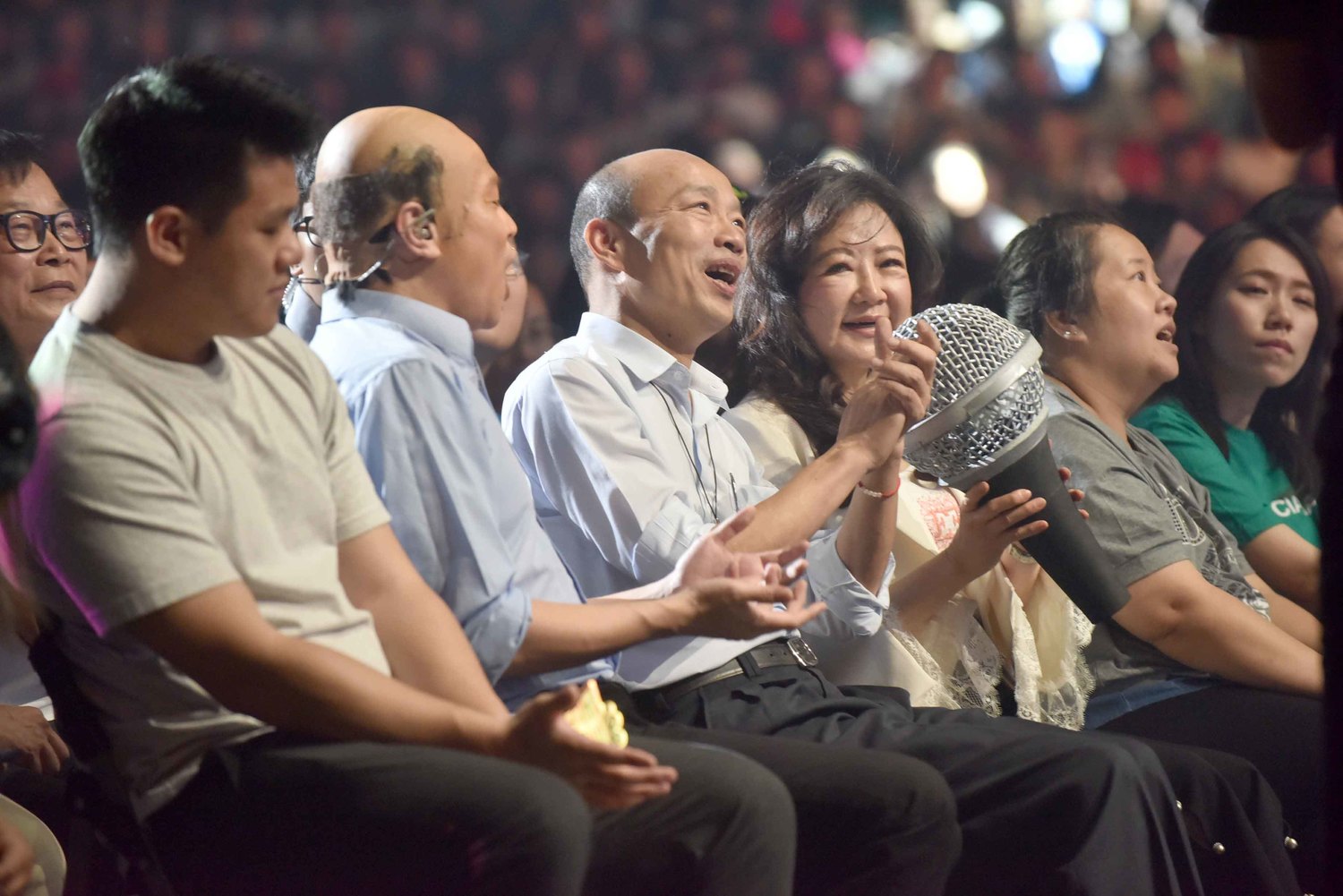 韓國瑜(左三)與分身卡古合唱。 圖:高雄市政府/提供 韓國瑜(左三)與分身卡古合唱。 圖:高雄市政府/提供