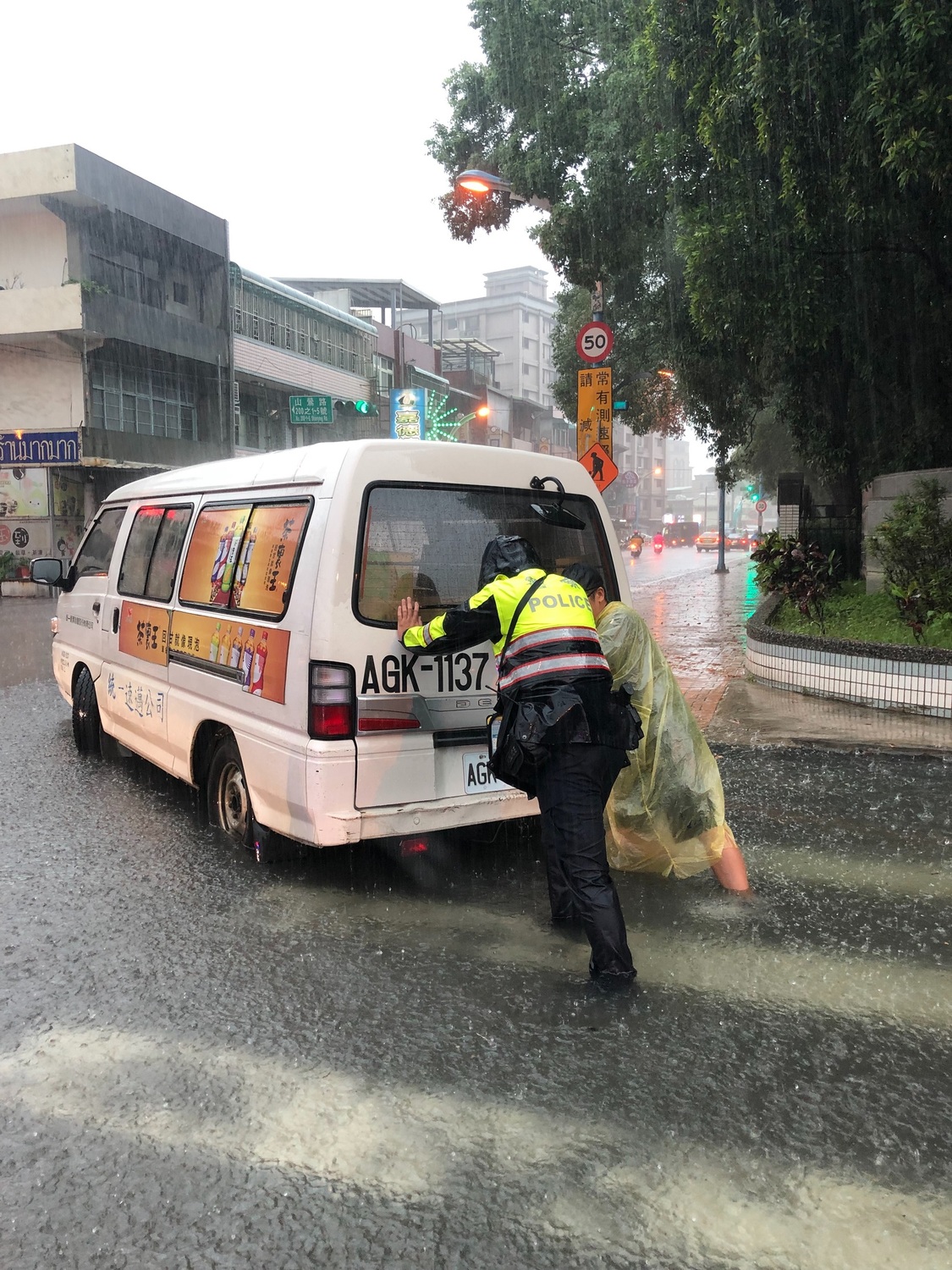 警員林芝妤協助故障車輛推往安全處等待拖吊車移置。 圖:龜山分局/提供 警員林芝妤協助故障車輛推往安全處等待拖吊車移置。 圖:龜山分局/提供