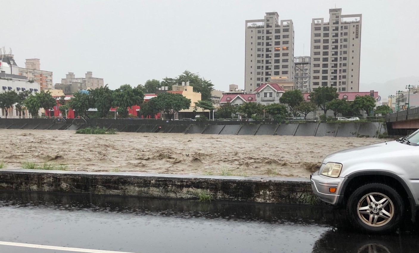 全台今日降下大雷雨,目前雨勢逐漸從北部往南走,轟炸中台灣,各地區災情不斷,台中的旱溪也因為大雨溪水突然暴漲。 圖:網友/提供 全台今日降下大雷雨,目前雨勢逐漸從北部往南走,轟炸中台灣,各地區災情不斷,台中的旱溪也因為大雨溪水突然暴漲。 圖:網友/提供
