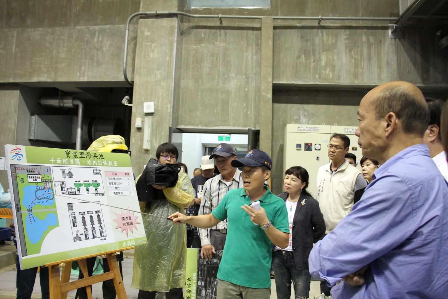 氣象局預先發佈豪雨特報,高雄市長韓國瑜5月20日視察寶業里滯洪池,並聽取簡報。 圖 : 高雄市政府/提供 氣象局預先發佈豪雨特報,高雄市長韓國瑜5月20日視察寶業里滯洪池,並聽取簡報。 圖 : 高雄市政府/提供