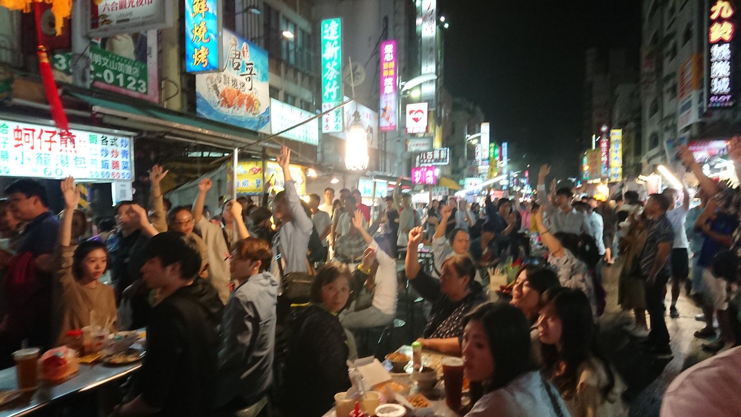 從事美術設計的工作人員陳炫劭貼出去年於六合夜市取景的日本化妝品廣告幕後照片,現場約一兩百個臨演,副導在要控場時,喊了聲臨演舉手。 圖:翻攝自陳炫劭臉書 從事美術設計的工作人員陳炫劭貼出去年於六合夜市取景的日本化妝品廣告幕後照片,現場約一兩百個臨演,副導在要控場時,喊了聲臨演舉手。 圖:翻攝自陳炫劭臉書