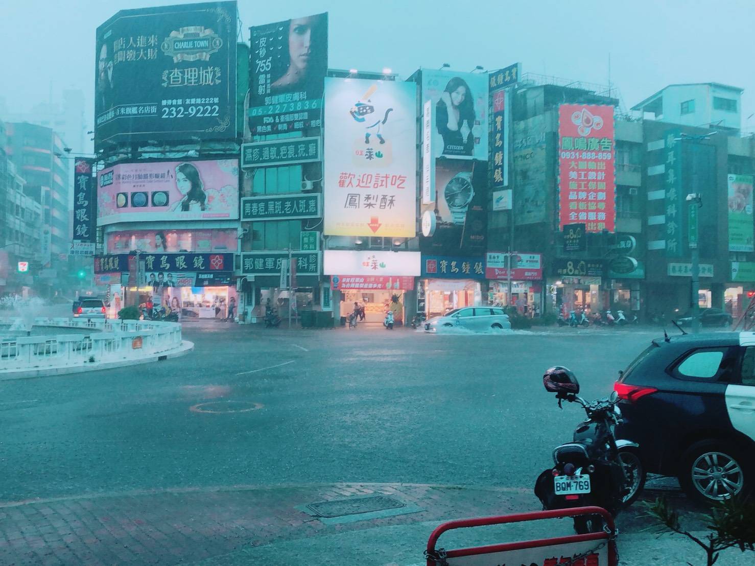 嘉義市知名夜市文化路變成游泳池。 圖 : 前立委林國慶/提供 嘉義市知名夜市文化路變成游泳池。 圖 : 前立委林國慶/提供