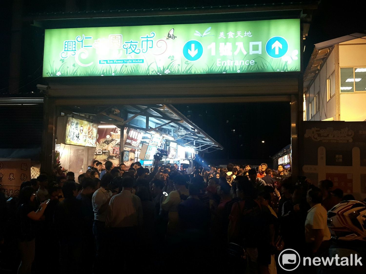 郭台銘臨時取消行程,讓在場等候的民眾及媒體空等近2小時。 圖:林昀真/攝 郭台銘臨時取消行程,讓在場等候的民眾及媒體空等近2小時。 圖:林昀真/攝