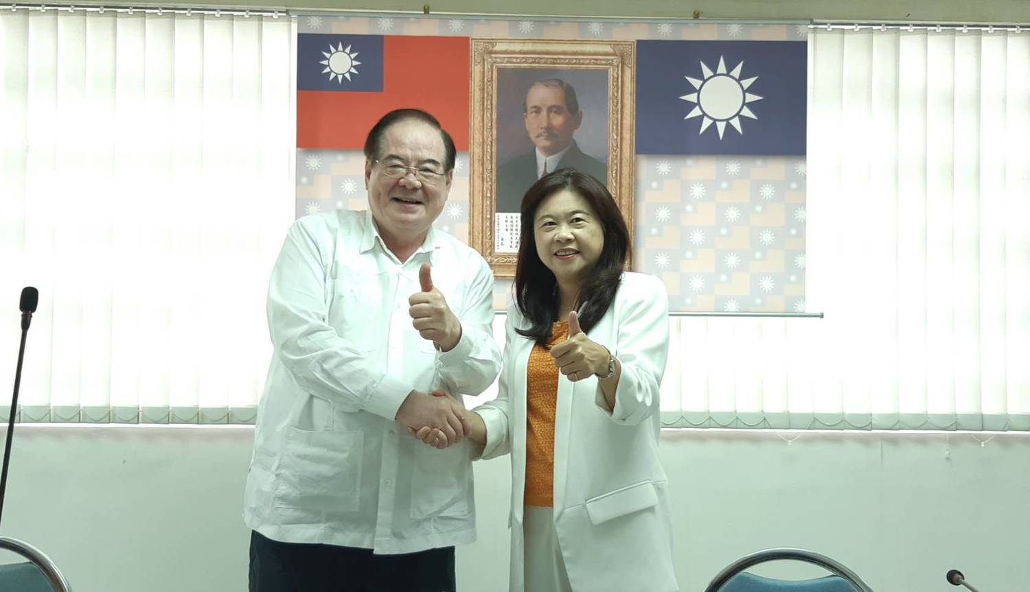 國民黨新北市黨部主委李乾龍(左)鼓勵李永萍贏得大選。 圖:國民黨新北市黨部提供 國民黨新北市黨部主委李乾龍(左)鼓勵李永萍贏得大選。 圖:國民黨新北市黨部提供