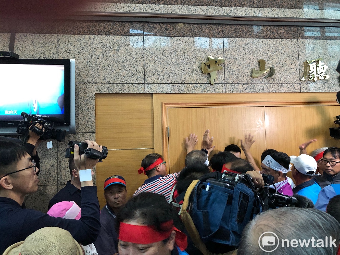 陳抗民眾直接衝入中央黨部一樓,聚集在召開中常會的中山廳前,並輪流5人一組捶門要闖入,要求和主席吳敦義直接對話。 圖:謝莉慧/攝 陳抗民眾直接衝入中央黨部一樓,聚集在召開中常會的中山廳前,並輪流5人一組捶門要闖入,要求和主席吳敦義直接對話。 圖:謝莉慧/攝