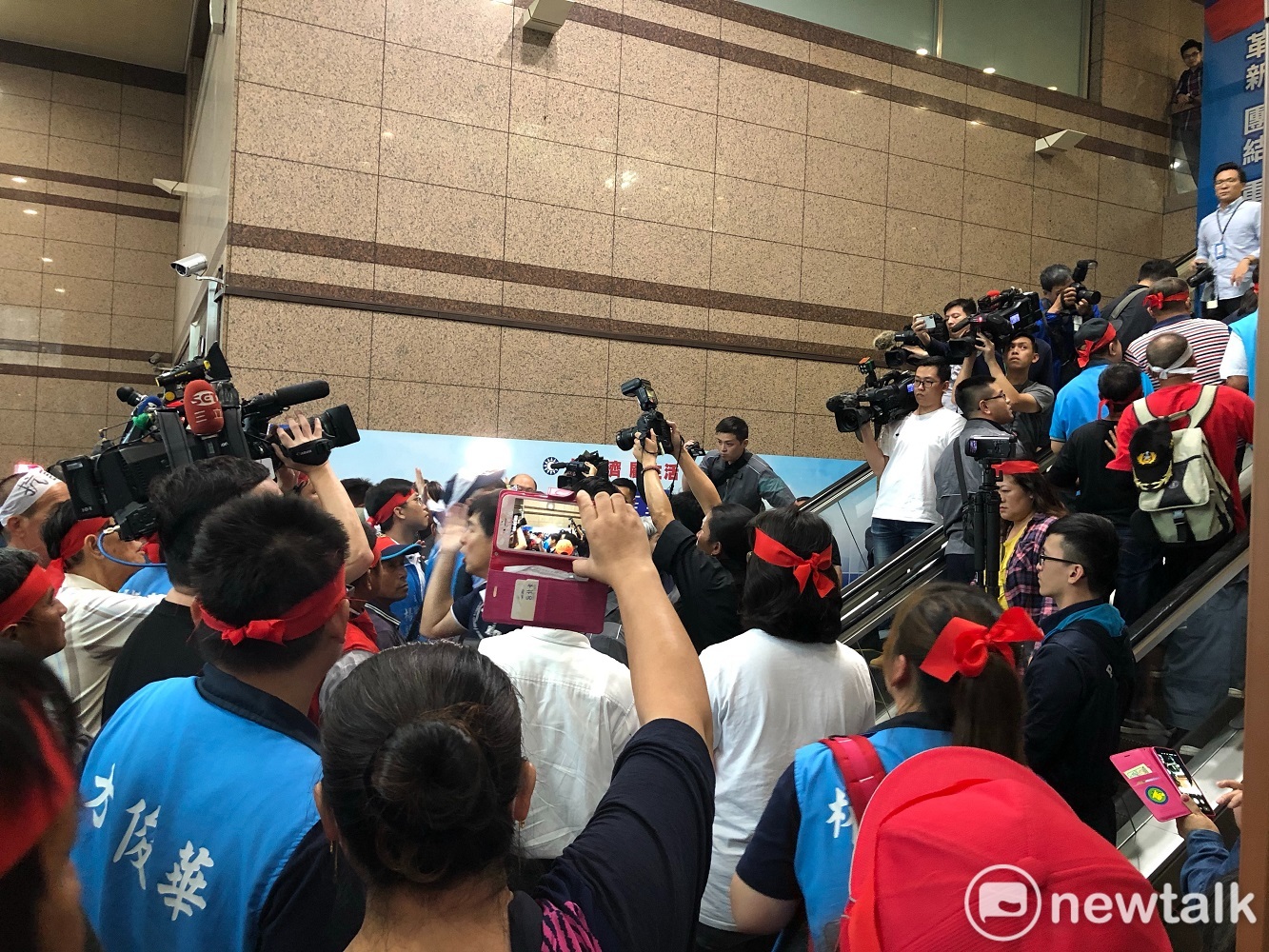 國民黨花蓮縣黨部主委鄒永宏被黨中央停權,他與200多位花蓮鄉親今(22)天到中央黨部前抗議,並衝入黨中央1樓。 圖:謝莉慧/攝 國民黨花蓮縣黨部主委鄒永宏被黨中央停權,他與200多位花蓮鄉親今(22)天到中央黨部前抗議,並衝入黨中央1樓。 圖:謝莉慧/攝