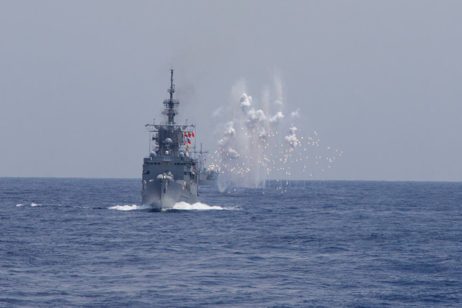 東部海域演練「海空聯合操演」,海軍艦炮實彈射擊。 圖:翻攝中華民國海軍臉書 東部海域演練「海空聯合操演」,海軍艦炮實彈射擊。 圖:翻攝中華民國海軍臉書