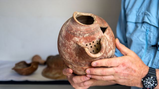 以色列古文物局展示取出酵母的陶壺,研判是至今約5000年前的物品。 圖:翻攝自以色列古文物局 以色列古文物局展示取出酵母的陶壺,研判是至今約5000年前的物品。 圖:翻攝自以色列古文物局