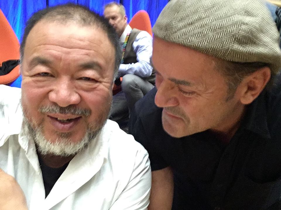 中國異議人士艾未未(左)與「我們擁有夢想」攝影展作者之一的Albert Wiking合體,現身攝影展活動。 圖:翻攝自「我們擁有夢想」攝影展臉書 中國異議人士艾未未(左)與「我們擁有夢想」攝影展作者之一的Albert Wiking合體,現身攝影展活動。 圖:翻攝自「我們擁有夢想」攝影展臉書
