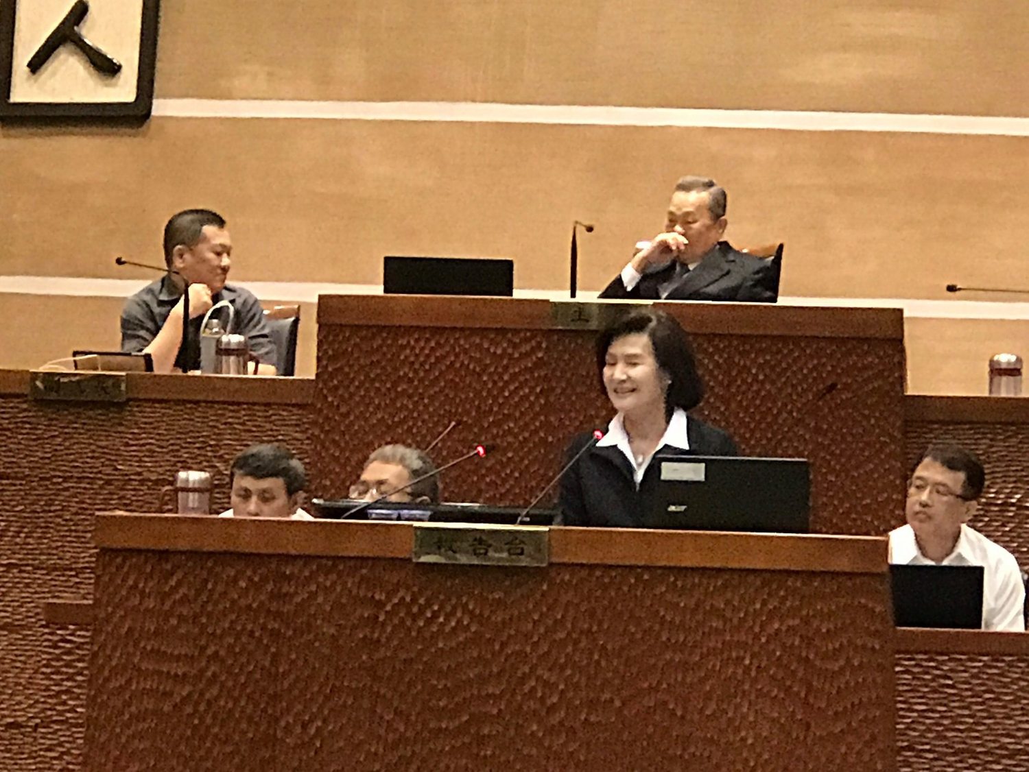 宜蘭縣長林姿妙備詢狀況一籮匡,成網友熱議焦點。 圖:擷取自陳文昌臉書 宜蘭縣長林姿妙備詢狀況一籮匡,成網友熱議焦點。 圖:擷取自陳文昌臉書