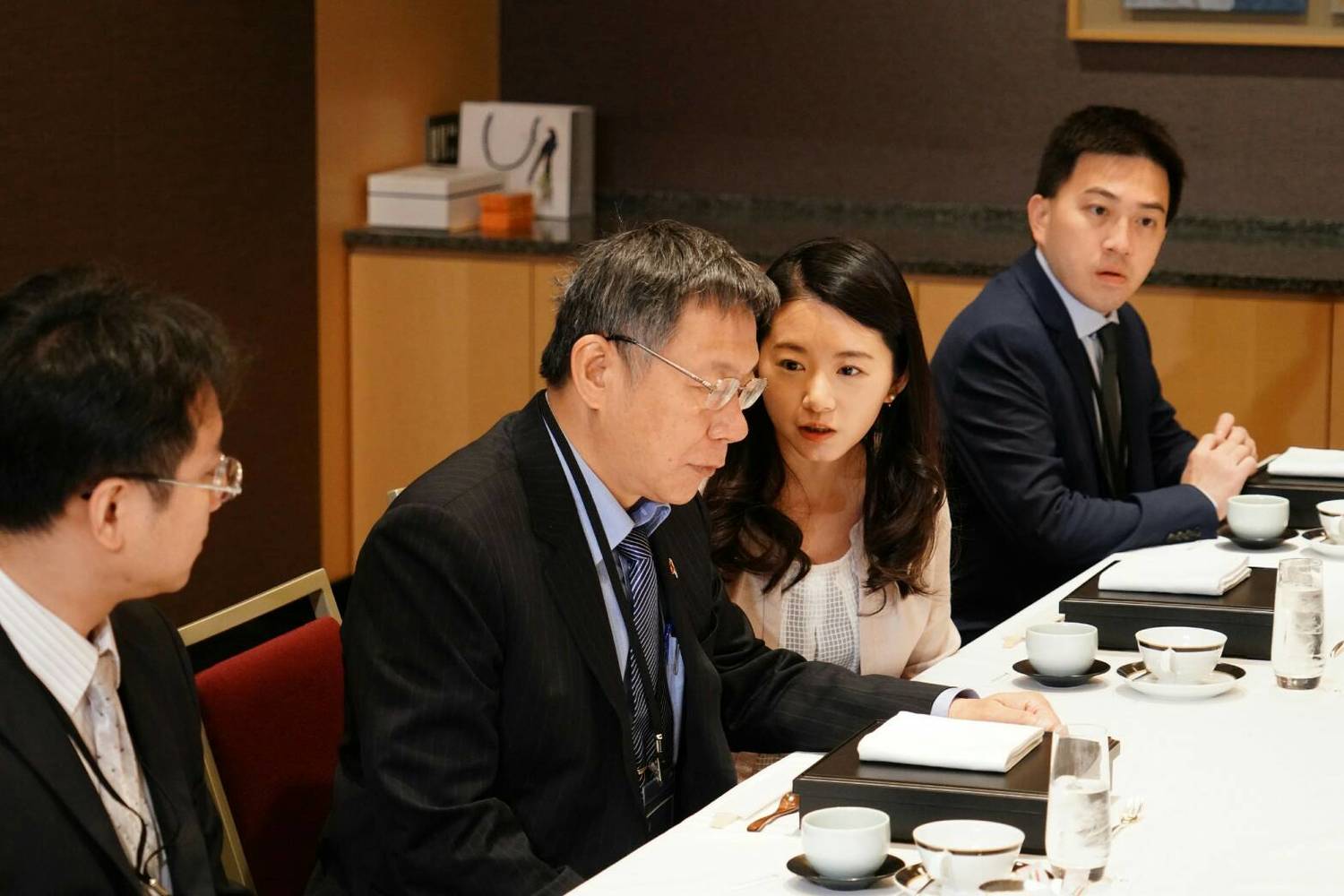 台北市長柯文哲(左)今與日本官員進行早餐會。 圖:台北市政府 / 提供 台北市長柯文哲(左)今與日本官員進行早餐會。 圖:台北市政府 / 提供